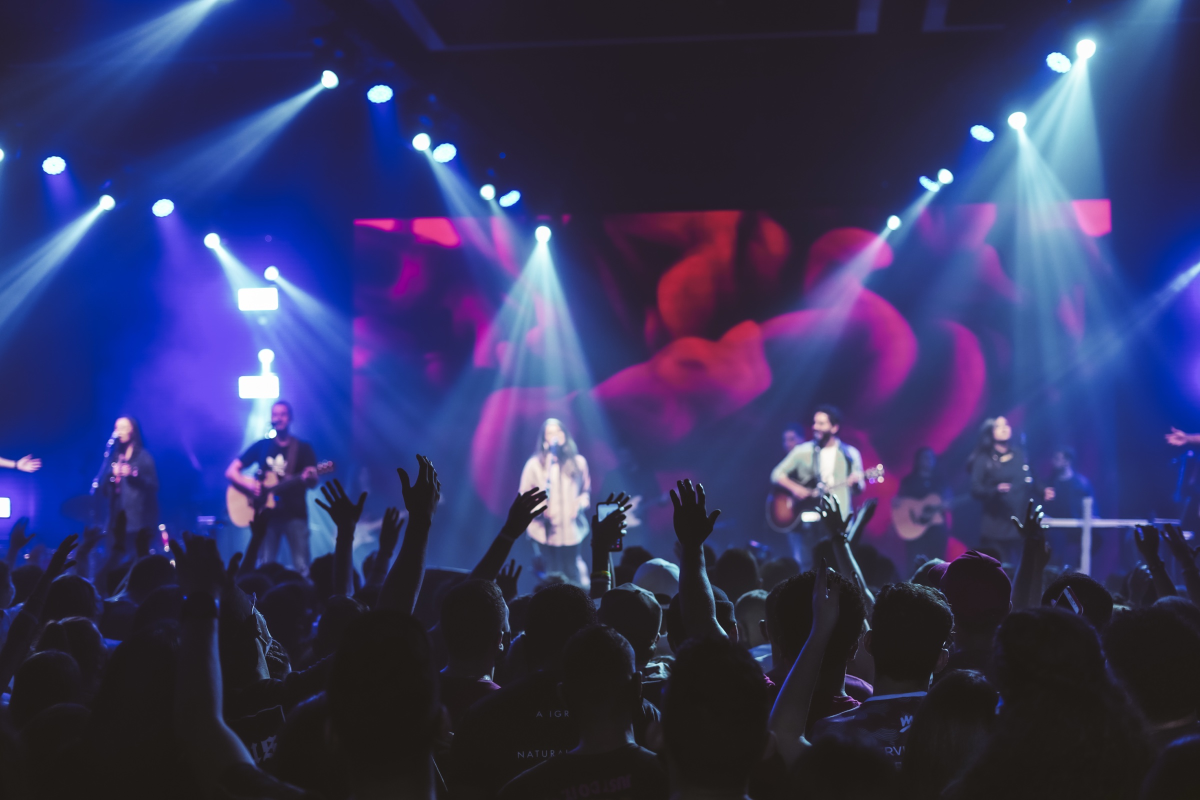 Lenha Music e público durante uma apresentação ao vivo.